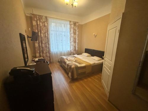 Double Room image 3