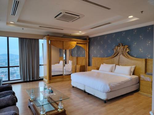 Penthouse Duplex with KLCC Views At Times Square, Kuala Lumpur