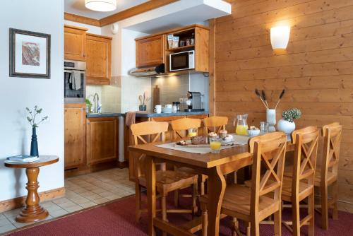 Two-Bedroom Superior Apartment with Balcony - access to the intdoor pool (6 People)