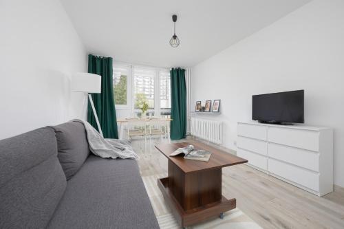 Bright Apartament Warsaw Wola Ideal for Remote Work by Noclegi Renters, Varšava