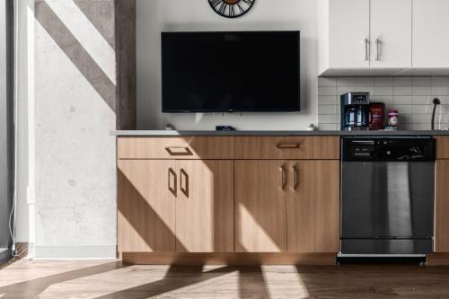 Bright and Cozy 2BR Getaway in BHM8