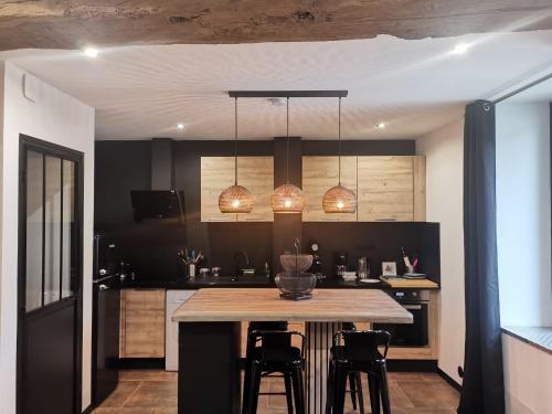 Kitchen, T2 pour 4, proche Versailles, Paris et La Defense in Le Port Marly