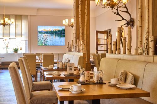 ห้องอาหาร, โรงแรมเฟียร์ ยาเรสไซเทิน (Hotel Vier Jahreszeiten) in การ์มิสช์ ปาร์เทนเคียร์เชน ซิตี้ เซ็นเตอร์