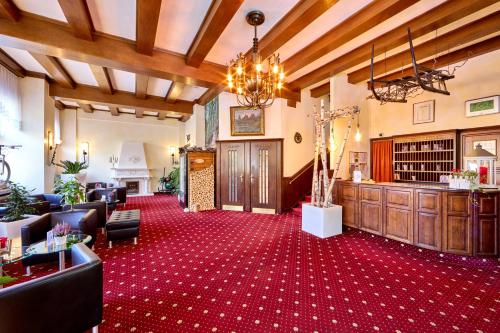 ล็อบบี้, โรงแรมเฟียร์ ยาเรสไซเทิน (Hotel Vier Jahreszeiten) in การ์มิสช์ ปาร์เทนเคียร์เชน ซิตี้ เซ็นเตอร์