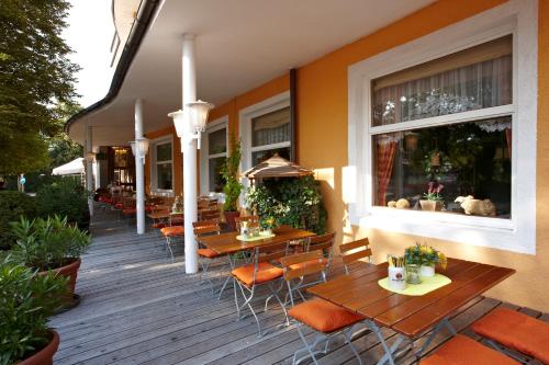 ห้องอาหาร, โรงแรมเฟียร์ ยาเรสไซเทิน (Hotel Vier Jahreszeiten) in การ์มิสช์ ปาร์เทนเคียร์เชน ซิตี้ เซ็นเตอร์