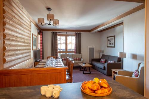 Three-Bedroom Duplex Apartment with Balcony - access to the outdoor pool (8 People)