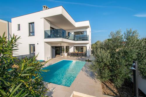 Villa Ajlin mit privatem beheizbarem Pool, Medulin (Medolino)