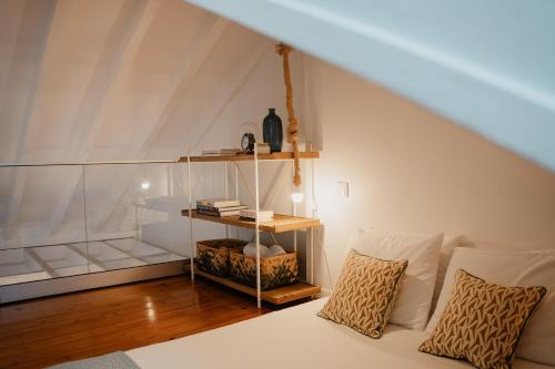 Stylish Getaway in a Mezzanine Flat by the Castle, Lisbonne (photo 10)