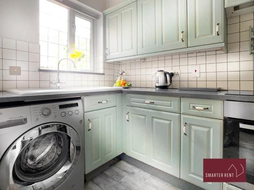 Létesítmények, Knaphill - 2 Bed House - Private Garden & Parking in Greater London