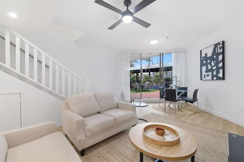 Surfers Paradise 3 Bed Apartment - Tap to explore photos