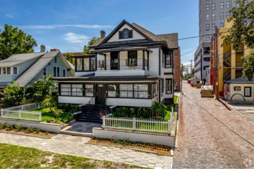 Charming Studio - Urban Living in St. Petersburg in St Petersburg, USA