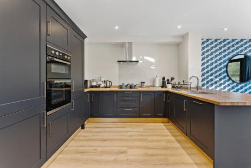 Amazing Rural Retreat in The Cotswolds - Parking in เมลส์