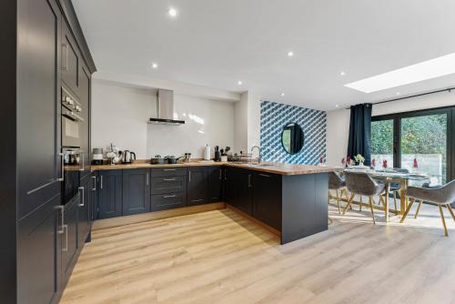Amazing Rural Retreat in The Cotswolds - Parking in เมลส์