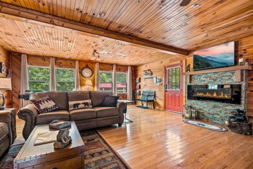 Cozy Bear Cabin in Cosby, USA