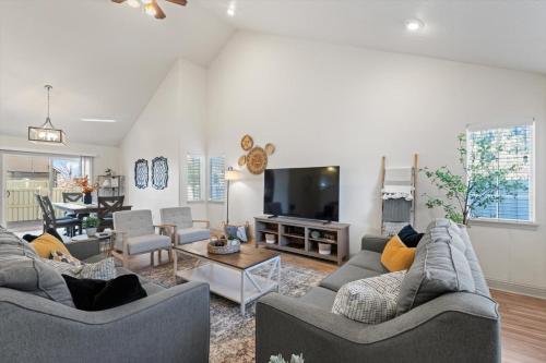 Chill & Grill Firepit, Bbq, 70 Tv, Near Topgolf