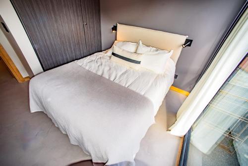 One-Bedroom Apartment image 9