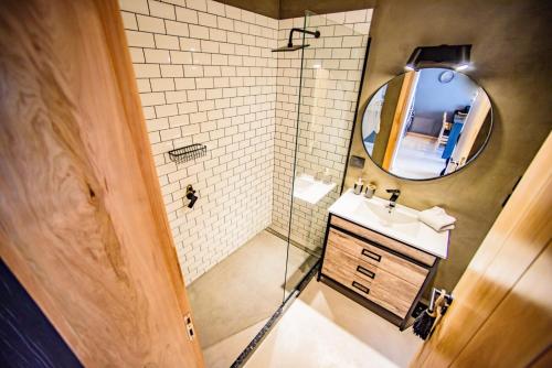 One-Bedroom Apartment image 5
