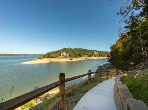 BEST VIEWS LAKE FRONT Waters Edge BEST VIEWS LAKE FRONT Waters Edge