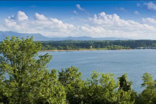 BEST VIEWS LAKE FRONT Waters Edge in Dandridge, USA