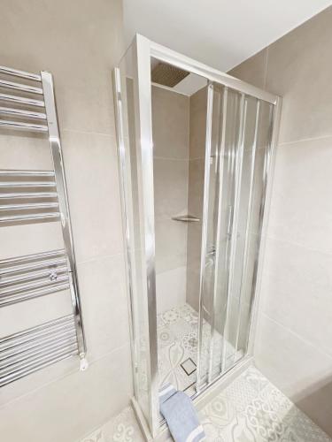 Minimal 2bd apartment in Thisio - image 2