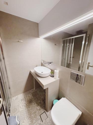 Minimal 2bd apartment in Thisio Athens