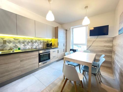 Superior Komputerowa, 4 rooms, 3 bedrooms, Airport-City train, Metro! 24h reception! - Warsaw