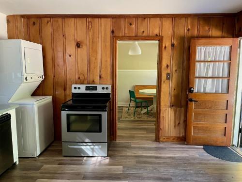 Peachtree Cottage comfortable and convenient - Tap to explore photos