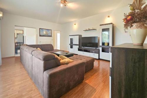 Joy Holiday Home - A Relaxing Getaway in Babici