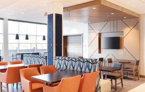 ห้องส่วนกลางสำหรับนั่งเล่น/ดูทีวี, Holiday Inn Express And Suites Stevensville Benton Harbor By IHG in สตีเว่นสวิลล์ (MI)