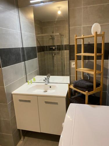 Vannas istaba, Appartement NEUF T2 tout confort avec grande Terrasse in Saint-Jean-de-Niost (Rhone-Alpes)