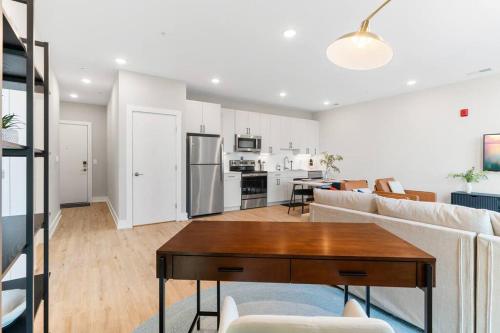 Stunning 1-BD - City Views - Near Fishtown thumb 2