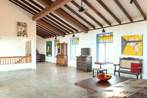المرافق, Villa Atulya at Ocean's edge in ميرريسا
