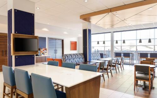 ห้องส่วนกลางสำหรับนั่งเล่น/ดูทีวี, Holiday Inn Express And Suites Stevensville Benton Harbor By IHG in สตีเว่นสวิลล์ (MI)