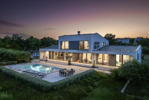 Martincic residence - 5 stars luxury with pool heating on 4000m2 - Location, gîte - Rakalj