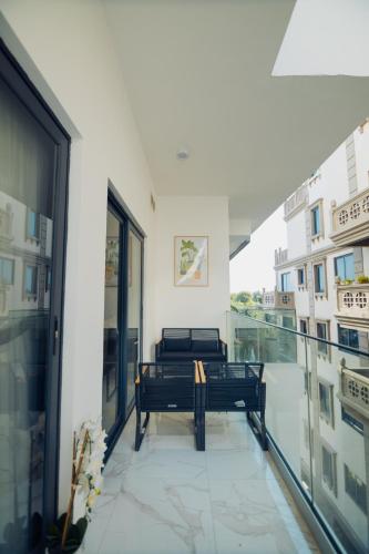 Essence 1 BDRM Luxury Apt - image 2