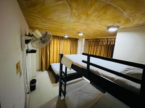 1 double bed, 2 twin beds