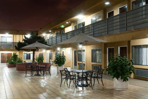Gardena Terrace Inn - Tap to explore photos