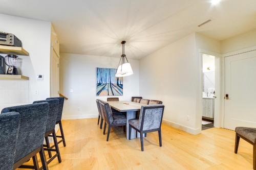 Ski-inandOut Townhome with Views at Okemo Resort! in Ludlow, USA