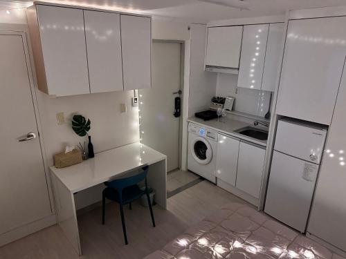 서울 NJ Affordable and cozy accommodation near Nakseongdae Station 2성급 게스트하우스 레스토랑