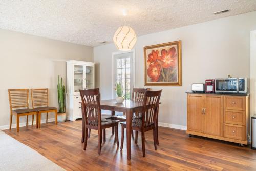 Birdwatchers 3BR Escape Near Raleigh Trails & NCSU in Raleigh, USA