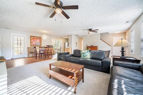 Birdwatchers 3BR Escape Near Raleigh Trails & NCSU in Raleigh, USA