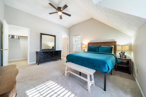 Birdwatchers 3BR Escape Near Raleigh Trails & NCSU in Raleigh, USA