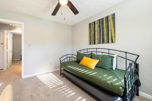 Birdwatchers 3BR Escape Near Raleigh Trails & NCSU in Raleigh, USA