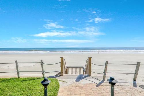 Beachfront Condo at Colony Beach Club - Ocean Views, Pool, Patio, Sleeps 4 in New Smyrna Beach, USA