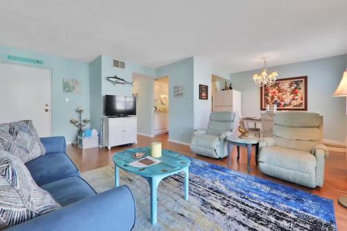 Beachfront Condo at Colony Beach Club - Ocean Views, Pool, Patio, Sleeps 4 in New Smyrna Beach, USA
