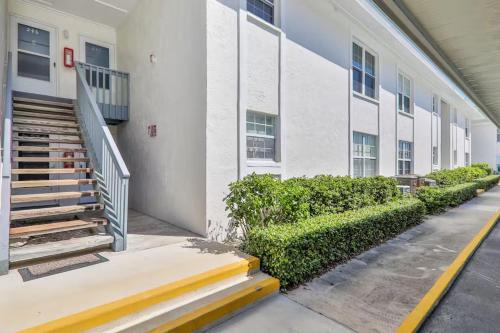 Beachfront Condo at Colony Beach Club - Ocean Views, Pool, Patio, Sleeps 4 in New Smyrna Beach, USA