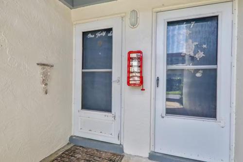 Beachfront Condo at Colony Beach Club - Ocean Views, Pool, Patio, Sleeps 4 in New Smyrna Beach, USA