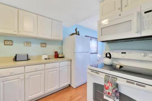 Beachfront Condo at Colony Beach Club - Ocean Views, Pool, Patio, Sleeps 4 in New Smyrna Beach, USA