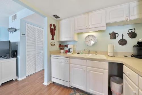 Beachfront Condo at Colony Beach Club - Ocean Views, Pool, Patio, Sleeps 4 in New Smyrna Beach, USA