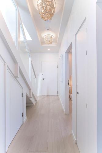 Entrada, Palm Grove in Saint James